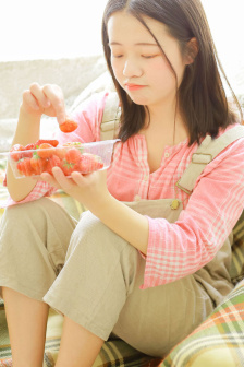 女子初次激情后纸团散落一地